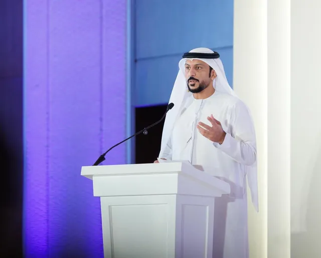 نواف المرزوقي يلقي كلمة من على المنصة